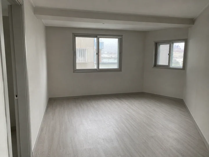 빌라 · 사선 벽과 작은 창의 도배 전체 시공 사진 (AI 보정)